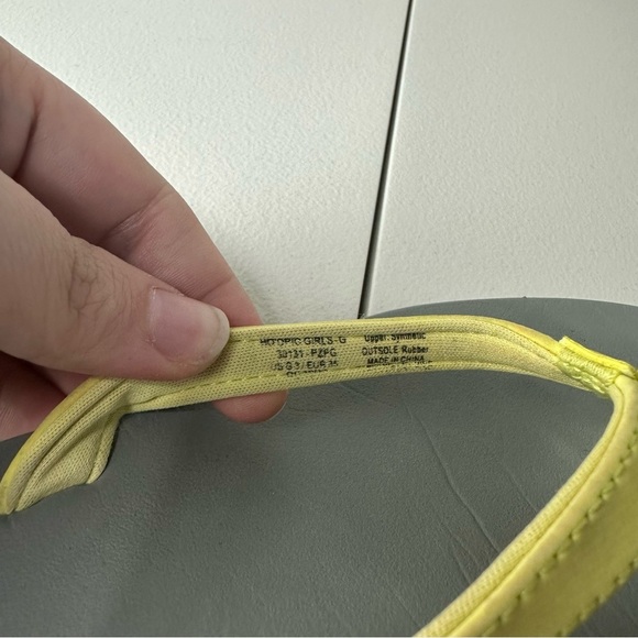 OluKai Girls Yellow Gray Black Ho’opio Thong Summer Outdoor Sandals Flip Flops 3 - Picture 6 of 6